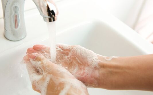 se laver les mains pour éviter l'apparition de parasites dans le corps
